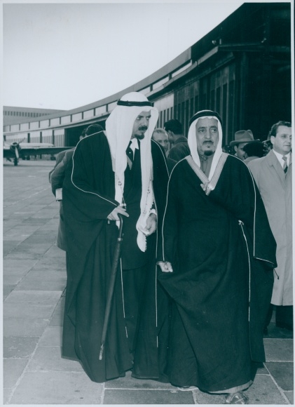 Foto Berlin Tempelhof, Bert Sass, Prinz Hussein von Transjordanien am Flughafen Tempelhof