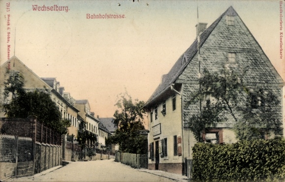 Ak Wechselburg in Sachsen, Bahnhofstraße, bunten Karten, Wohngebäude, ruhige Straße