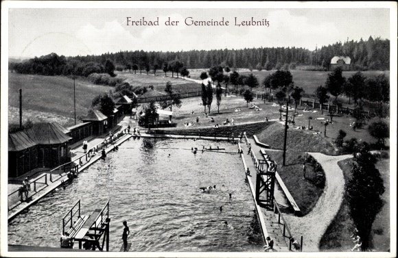 Ak Leubnitz Werdau op de Pleiße in Saksen, buitenzwembad, duikplank