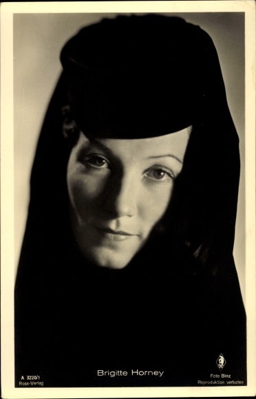Postcard actress Brigitte Horney, Ross Verlag A 3220 1, portrait, hat with veil