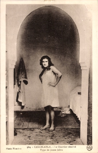 Ak Marokko, Le Quartier réservé de Casablanca, Type de jeune juive, junge Jüdin, Barbusig