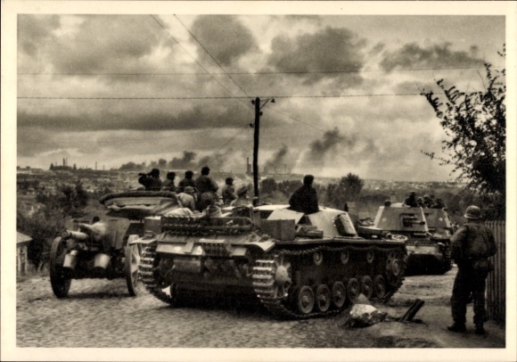Postcard German Waffen SS, assault guns occupy a city, tank, artillery, gun, II. WW