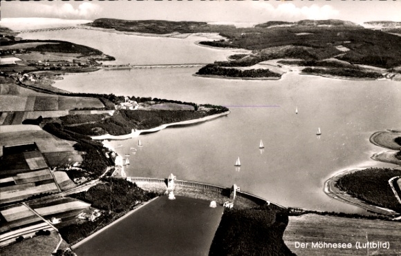 Ak Möhnesee in Westfalen, Luftbild des Möhnesees, schöne Talsperre, Natur, Segelboote