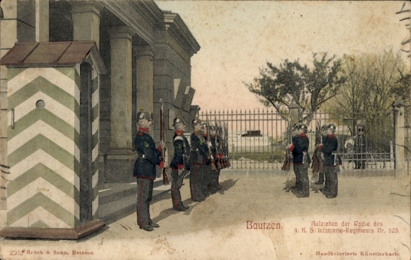 Ak Bautzen in Oberlausitz, soldaten in uniform, wachtpost, hek, boom, hut