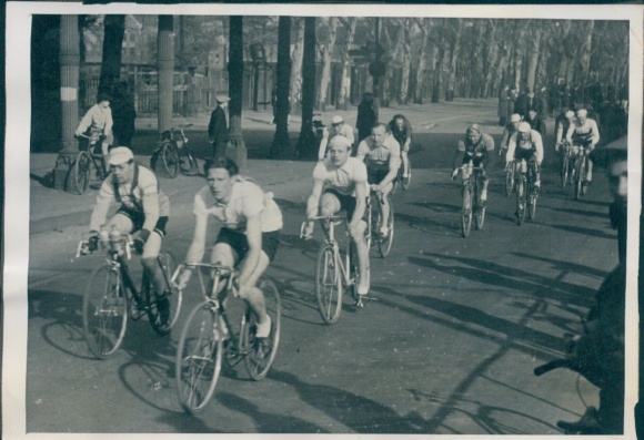 Photo of cyclists in a bicycle race