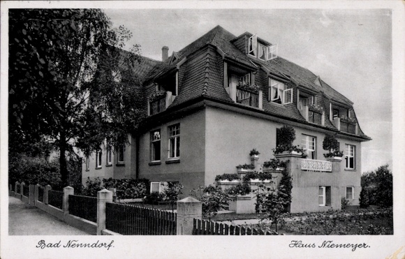 Ak Bad Nenndorf an der Weser, Haus Niemeyer, Gebäude mit Balkon, Garten und Weg