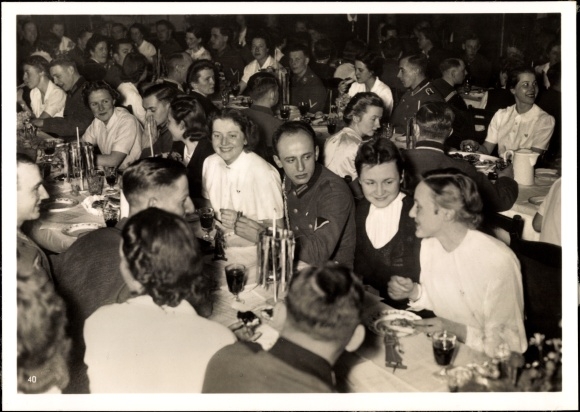 Photo Hoffmann, Heinrich, NS Women&#39;s Association caring for wounded soldiers, February 1940