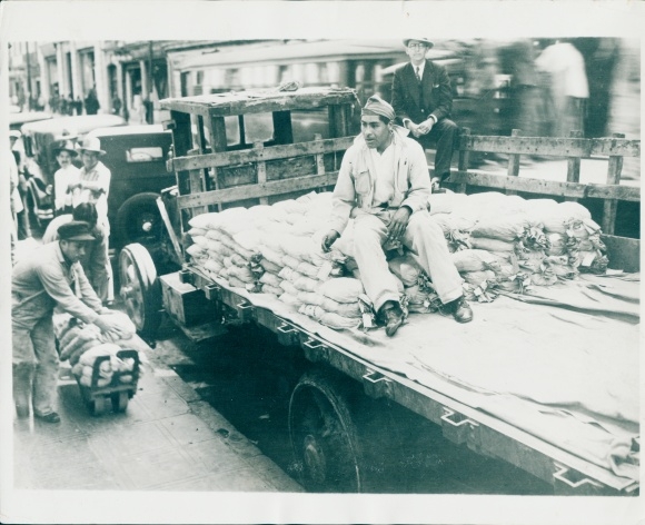 foto City Mexico City, geldzakken worden op vrachtwagens geladen, geldtransport, 1932