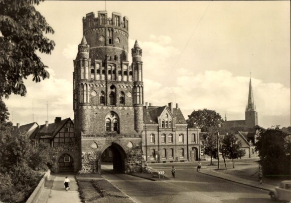 Ak Stendal in der Altmark, Uenglinger Tor, historisches Gebäude, Straße, Wolken, Bäume, Radfahrer