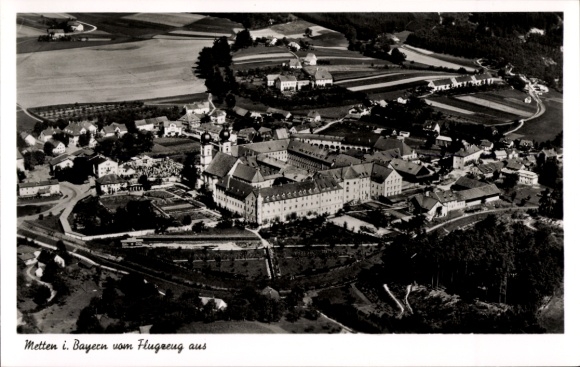 Ak Metten an der Donau Niederbayern, Luftaufnahme von  Bayern, Klostergebäude, ländliche Umgebung