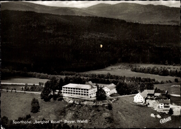 Ak Langdorf Beierse Woud Neder-Beieren, Sporthotel Berghof Rusel, omgeven door beboste bergen