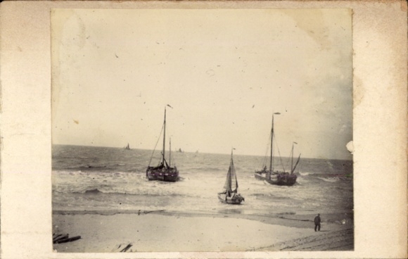 foto Scheveningen Den Haag Zuid-Holland, vissersboten aan de kust