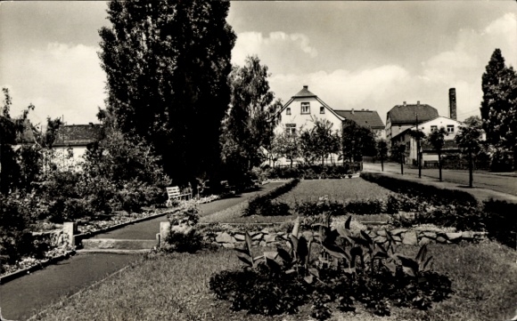 Postcard Vielau Reinsdorf Saxony, Karl-Liebknecht-Straße, green areas