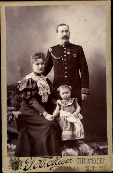 Kabinett Foto Otterndorf im Kreis CuxhavenPauli, Soldat in Uniform mit Frau und Tochter, Portrait