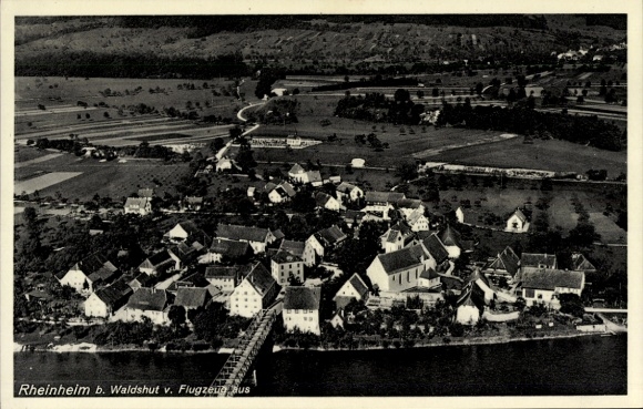 Ak Rheinheim Küssaberg Klettgau, Luftaufnahme von  Dorfansicht, Naturlandschaft