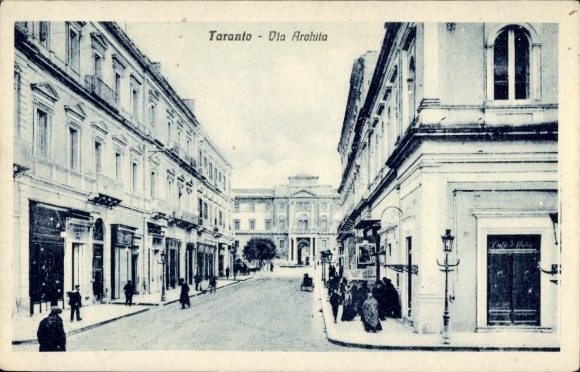 Ak Tarent Taranto Puglia,  Straße, Menschen, Geschäfte,  Gebäude