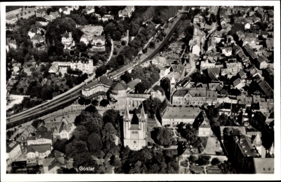 Ak Goslar am Harz, Luftaufnahme von   Gebäude, Stadtansicht, Bäume