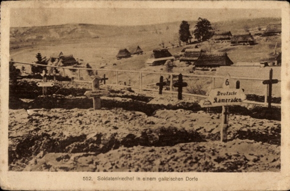Ak Galizien Ukraine, Soldatenfriedhof in einem galizischen Dorf, Deutsche Kameraden, Gräber