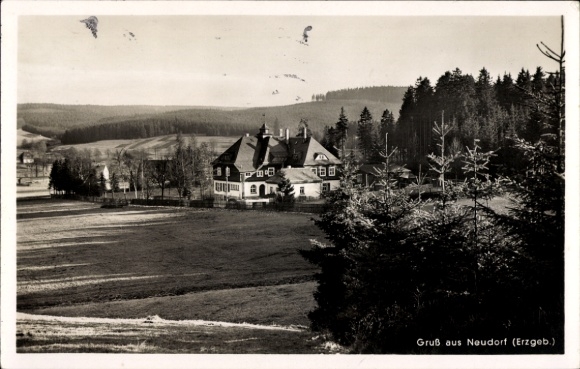 Ak Neudorf Sehmatal im Erzgebirge, Postkarte mit historischem Gebäude, ländliche Umgebung, Wal...