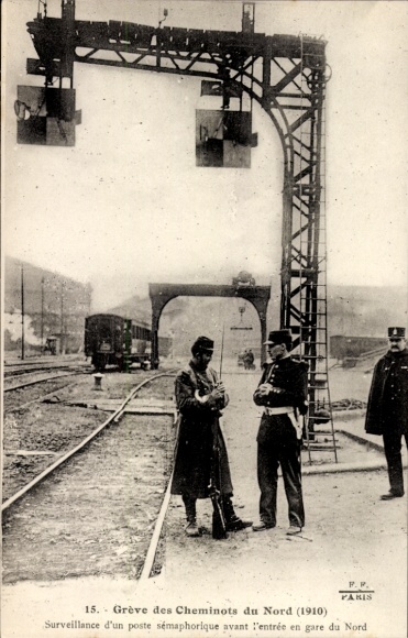 Postcard Paris, Grève des Cheminots du Nord, surveillance d' un Poste avant l'entrée en gare du Nord
