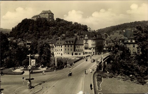 Ak Markkleeberg in Sachsen, Postkarte von  Gebäude und Straßenansicht, Hügel mit Schloss