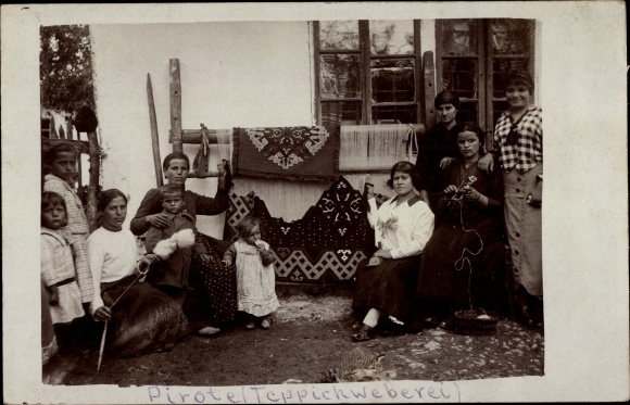 Photo Postcard Pirote Serbia, carpet weaving, carpets, women in national costumes