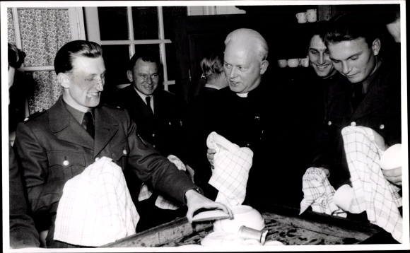 Photo Postcard Otto Bennemann, Minister of the Interior of Lower Saxony, when rinsing, Bundeswehr soldiers
