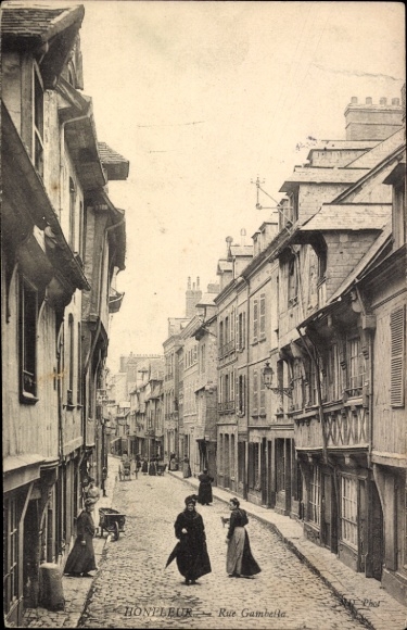 Ak Honfleur Calvados, Straße mit Kopfsteinpflaster,  Gebäude, Frauen in n Kleidern