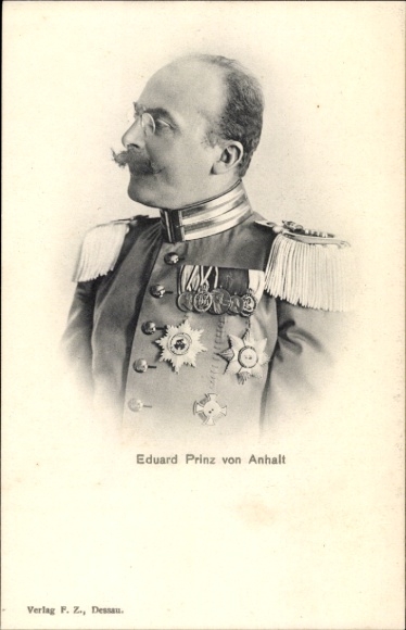 Ak Prins Eduard von Anhalt, portret in profiel, uniform, medaille
