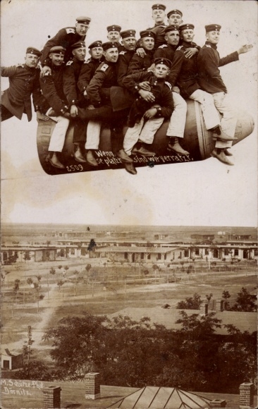 Foto Ak Fotomontage, Deutsche Soldaten fliegen auf Geschoss