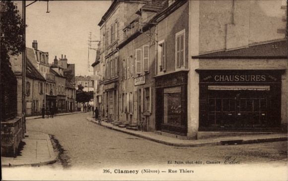 Ak Ak Clamecy Nièvre, Yonne, Kanal, Straße Rue Thiers, Schaufenster mit "CHAUSSURES",  Architektu