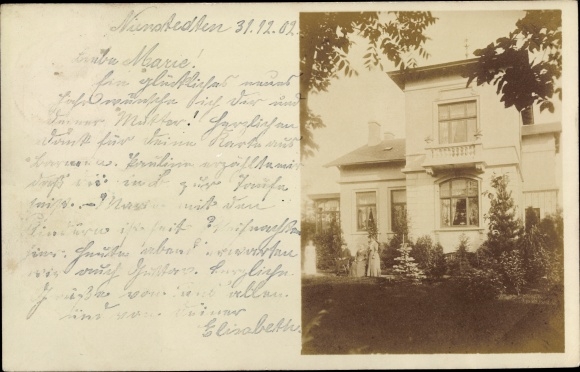 Photo Postcard Hamburg Altona Nienstedten, view of a residential building, garden area, women