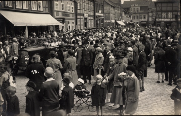 Zdjęcie Ak Grabow w Meklemburgii, rynek, ludzie, samochód, kobieta z wózkiem, 1928 r