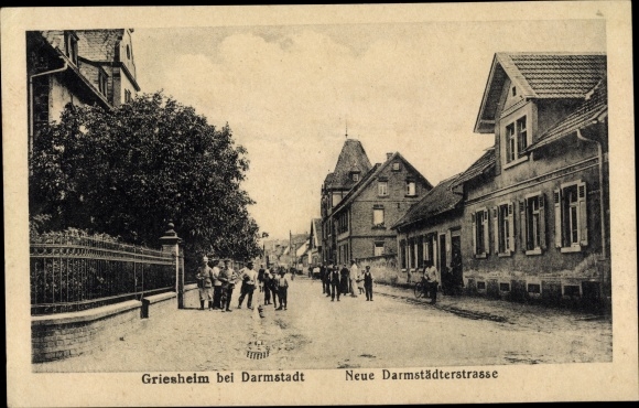 Postcard Griesheim in Hesse, Neue Darmstädter Straße, residents