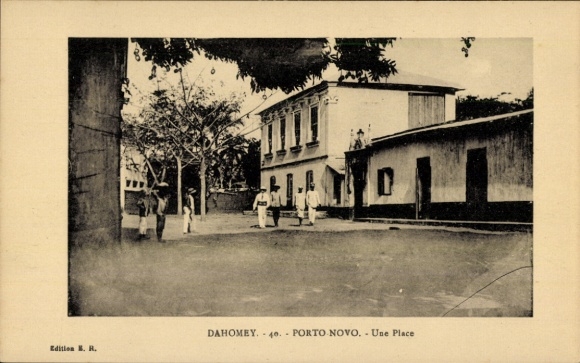 Ak Porto Novo Benin, Schwarzweißfoto, Gebäude, Bäume, Personen, Straße, Edition B. R.