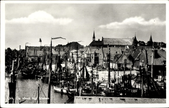 Ak Urk Flevoland Niederlande, Hafenansicht von  Schiffe im Hafen, Stadtansicht