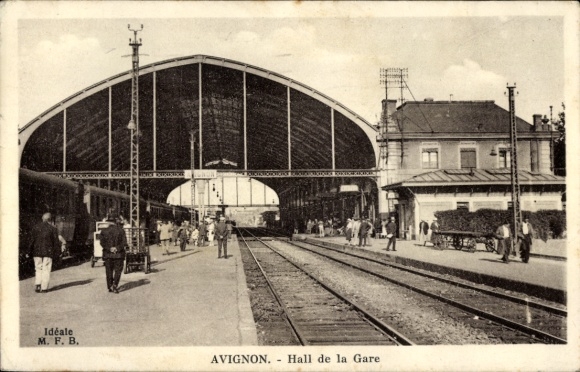 Postcard Avignon Vaucluse, station hall, tracks, travelers, architecture