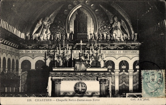 KP Chartres Eure et Loir, ołtarz, kaplica Notre-Dame-sous-Terre, świece, posągi, symbol religijny