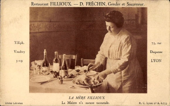 Ak Lyon Rhône, Restaurant Filloux, Frau beim Servieren, Weine und Speisen auf dem Tisch