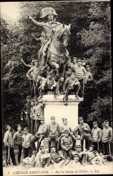 Postcard Saint Cyr Yvelines, Military School, students in front of the monument of General Kleber