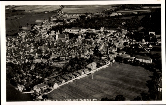 Ak Giengen an der Brenz, Luftaufnahme von Giengen, Häuser, Kirchturm, Landschaft
