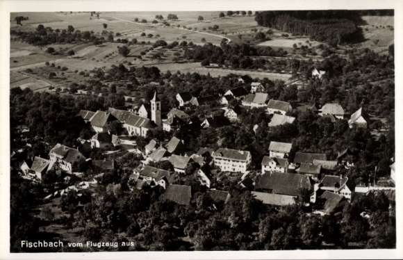 Ak Fischbach Arnsdorf Sachsen, Panoramablick auf  Kirche, Häuser, Wald, vom Flugzeug aus