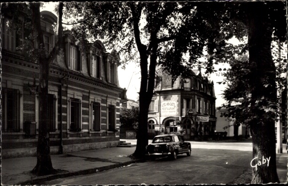 Ak Houlgate Calvados, Historisches Gebäude, Straßenszene, Schwarze Autogramme