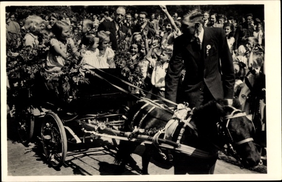 Postcard Princesses of the Netherlands, Beatrik, Irene, Margriet, Marijke, pony carriage, August 1945