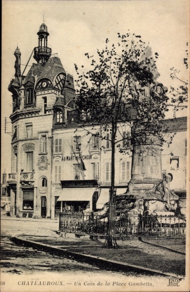 Postcard Châteauroux Indre, front view of a building, Place Gambetta, trees, street view