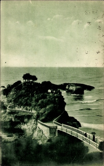 Ak Biarritz Pyrénées Atlantiques, kustlandschap, rotsen, pad, bomen, zee