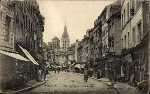 Ak Lisieux Calvados, Stadtansicht, Straße, Gebäude, Café, Kirchturm
