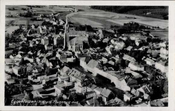 Ak Eggenfelden in Niederbayern, Luftaufnahme von  Niederbayern, Stadtansicht, Kirche