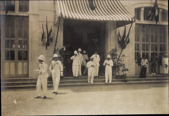 Photo Vietnam, men in front of a building