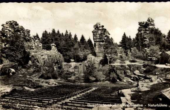 Ak Ehrenfriedersdorf im Erzgebirge, Felsenbühne, Naturbühne, Sitzreihen, Wald, Felsen